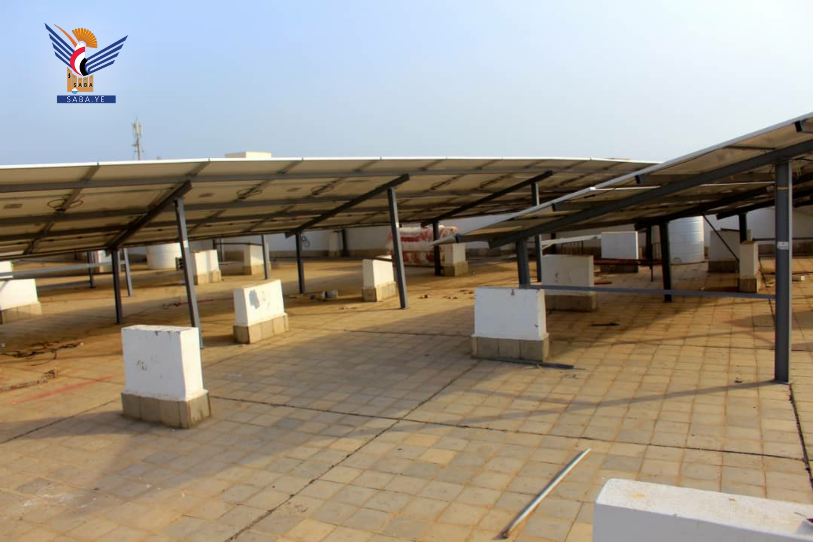 أبولحوم دو پروژه انرژی خورشیدی را در مرکز الصماد و موسسه فنی در استان الحدیدة افتتاح می‌کند 